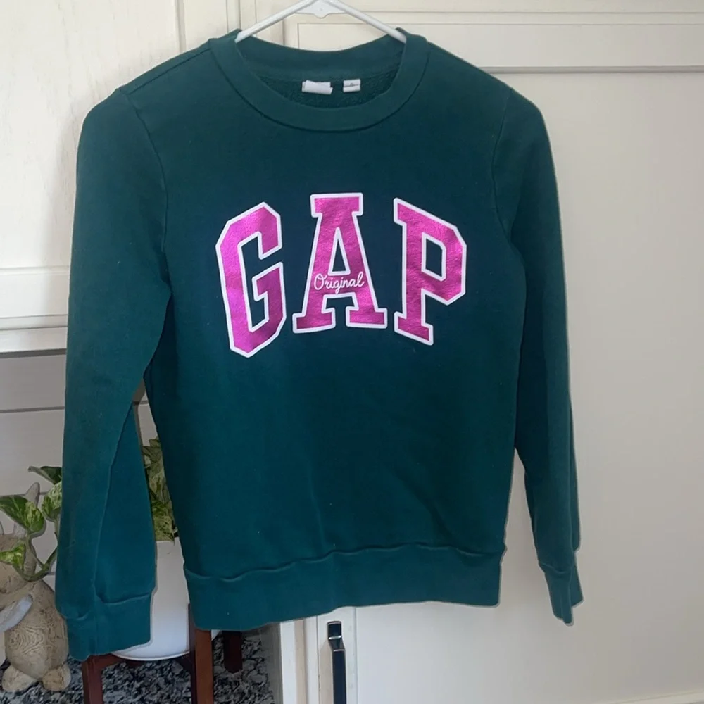 GAP Crewneck Sweatshirt with Pink‎ Logo